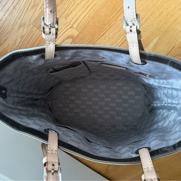 Michael Kors Shiny Pewter Tote | Excellent Pre‑Loved Condition - Picture 6 of 9